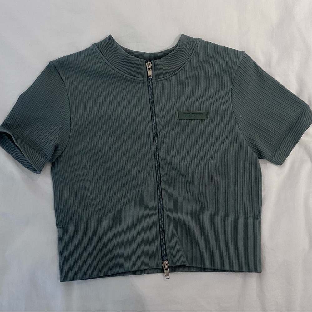 BO&TEE Ribbed short sleeve zip front top